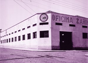 Primeiro prédio da Zanini Renkm nome na parede: Oficina Zanini.