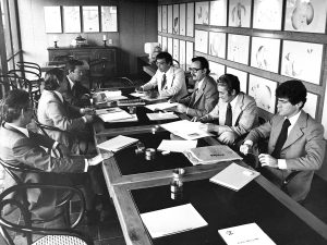 Executivos assinando contrato de transferência de tecnologia Renk AG.