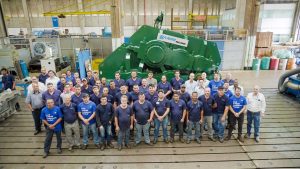 Equipe Zanini Renk reunida em frente ao maior Torqmax já produzido.