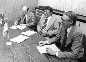 Assinatura de contrato com Renk AG em 1975.