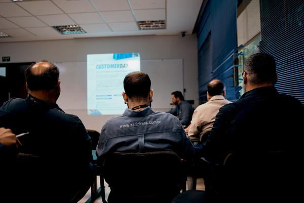 Colaboradores Zanini Renk em apresentação.