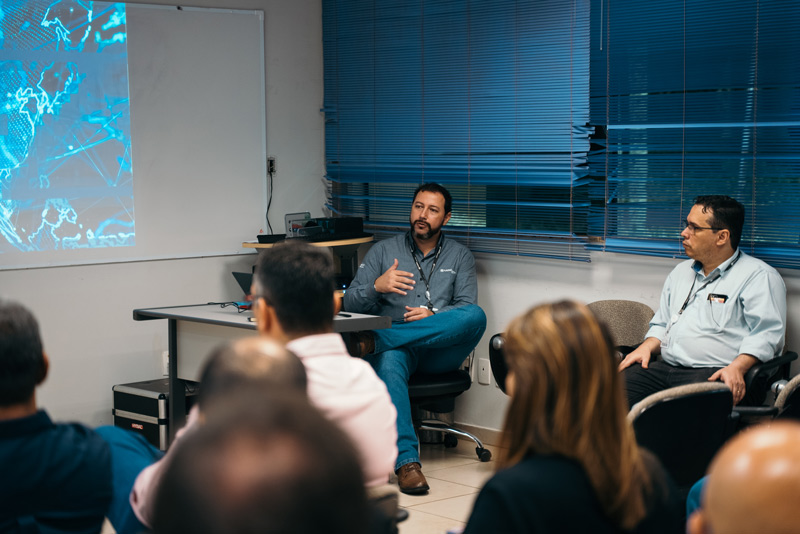 Sala da Zanini Renk com vários colaboradores e um palestrante.