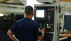 Engenheiro Zanini Renk operando através de interface tecnológica conectada a toda a fábrica.