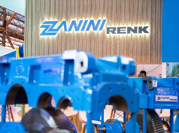 Logo Zanini Renk em estande de feira de tecnologia.