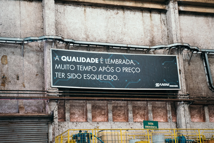 Placa na fábrica Zanini Renk, escrito: a qualidade é lembrada muito tempo após o preço ter sido esquecido.