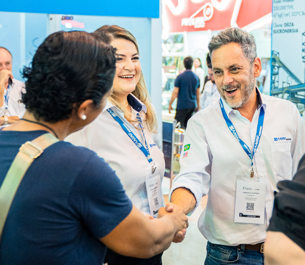 Equipe Zanini conversando com cliente em feira de tecnologia.