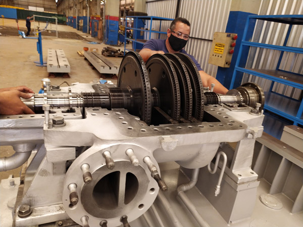 Colaborador Zanini Turbinas fazendo intervenção em turbina.