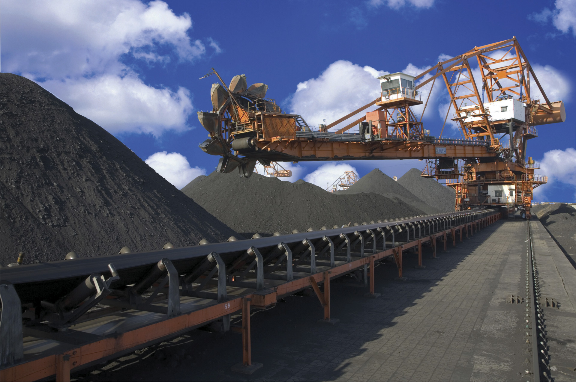 Equipamentos de mineração e transporte de materiais em uma área de extração mineral.